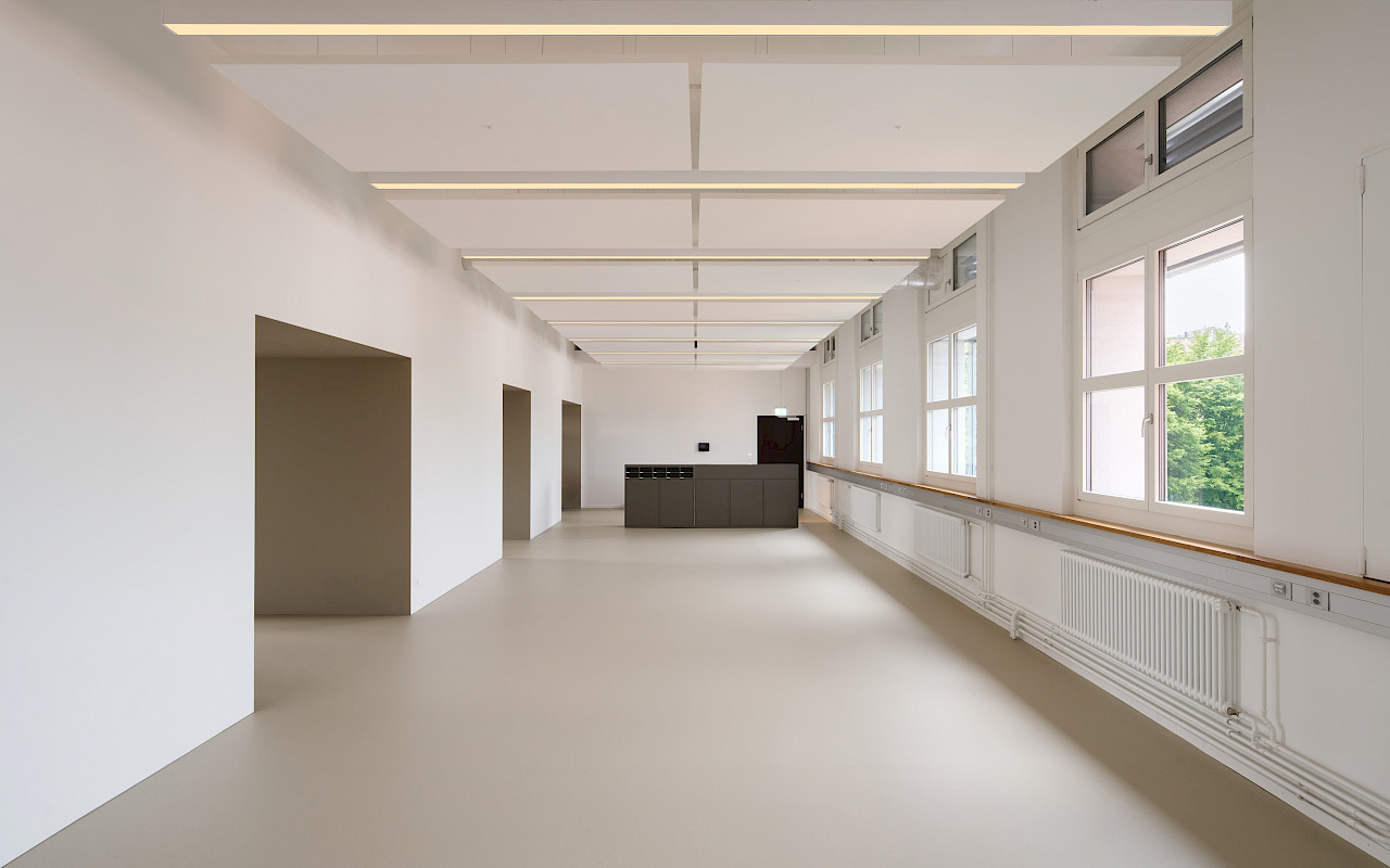Einbau von Büro- und Sitzungsräumen in die bestehende Struktur einer ehemaligen Swisscom-Zentrale an der Gsteigstrasse in Zürich.