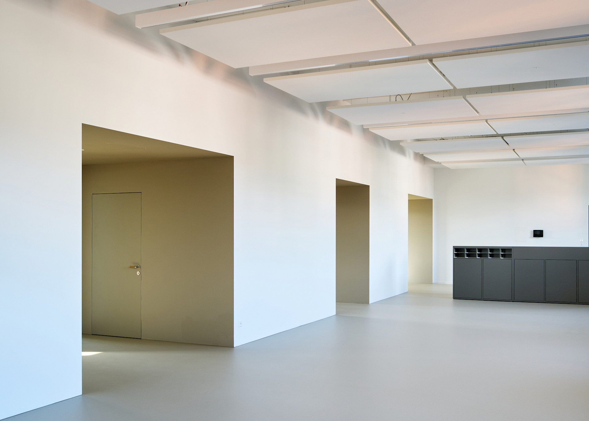 Einbau von Büro- und Sitzungsräumen in die bestehende Struktur einer ehemaligen Swisscom-Zentrale an der Gsteigstrasse in Zürich.