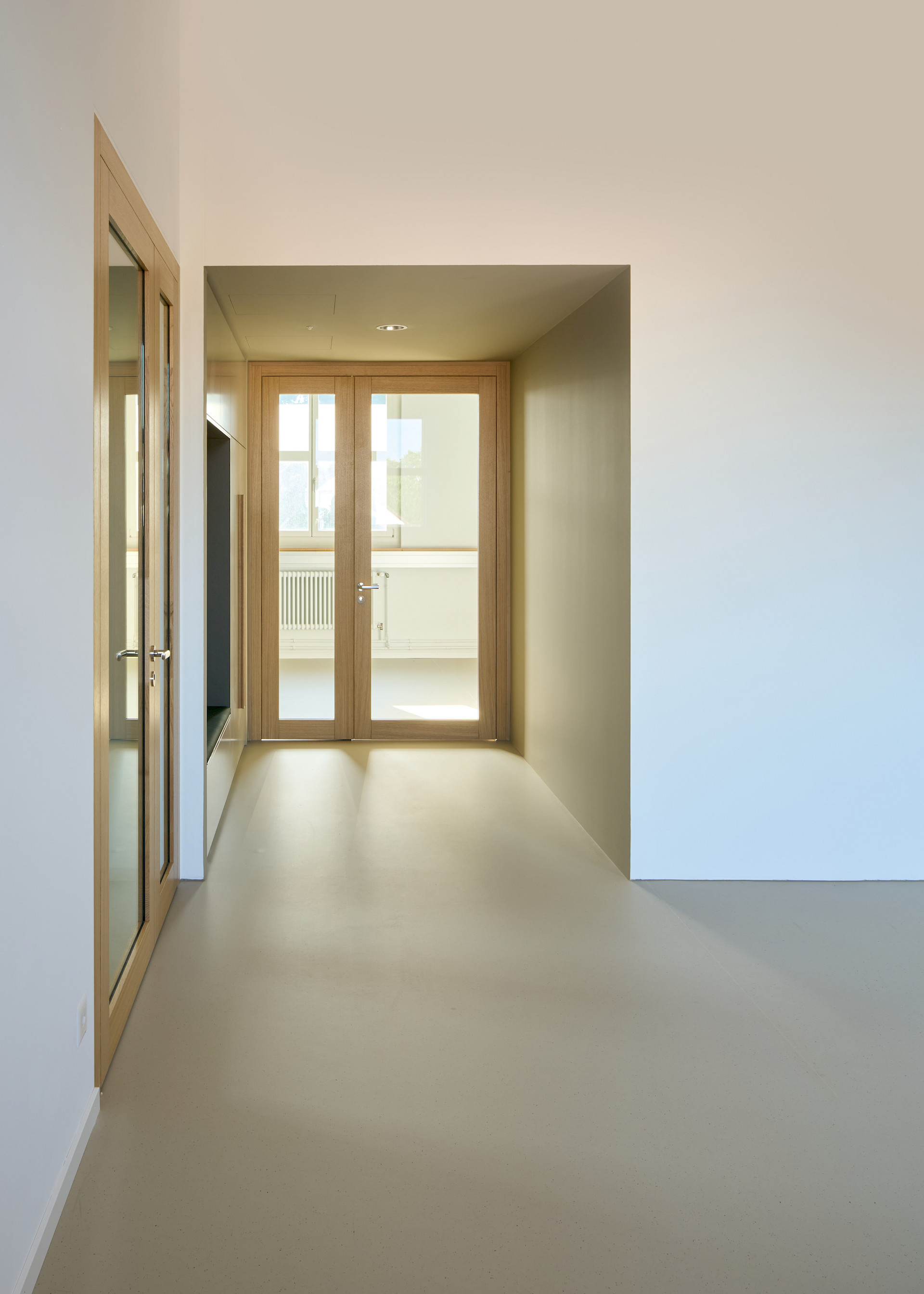 Einbau von Büro- und Sitzungsräumen in die bestehende Struktur einer ehemaligen Swisscom-Zentrale an der Gsteigstrasse in Zürich.