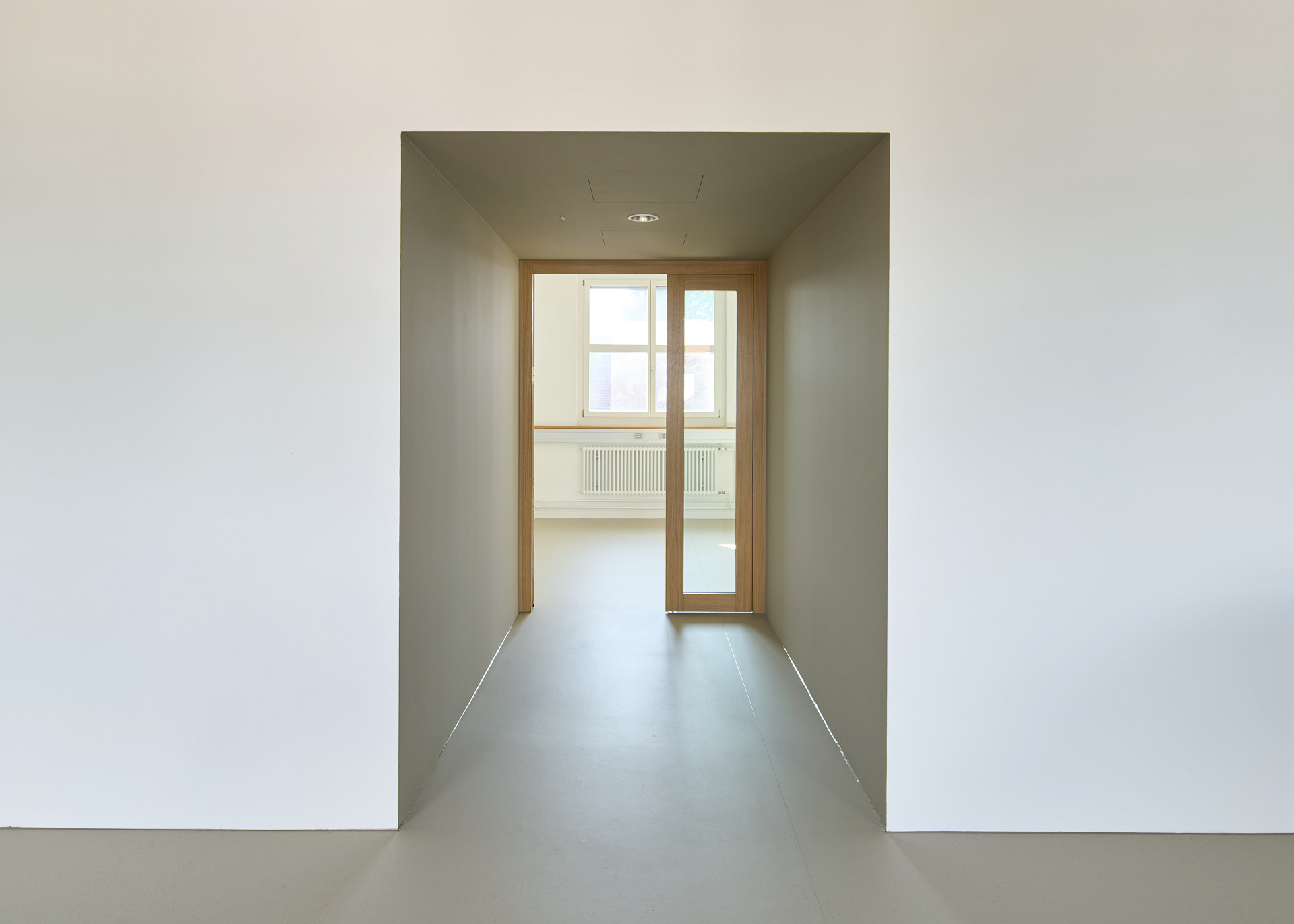 Einbau von Büro- und Sitzungsräumen in die bestehende Struktur einer ehemaligen Swisscom-Zentrale an der Gsteigstrasse in Zürich.